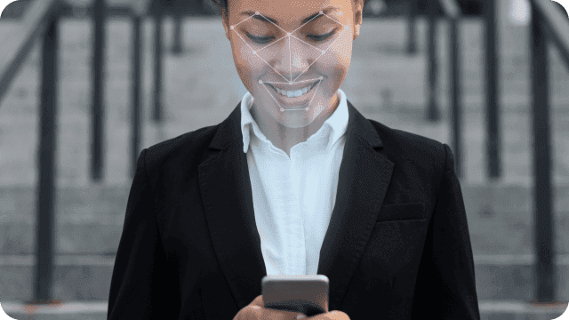 funcionária usando reconhecimento facial no celular