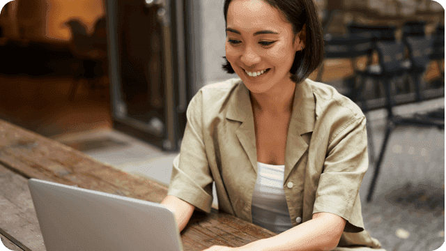 Jovem profissional de DP trabalhando em seu notebook