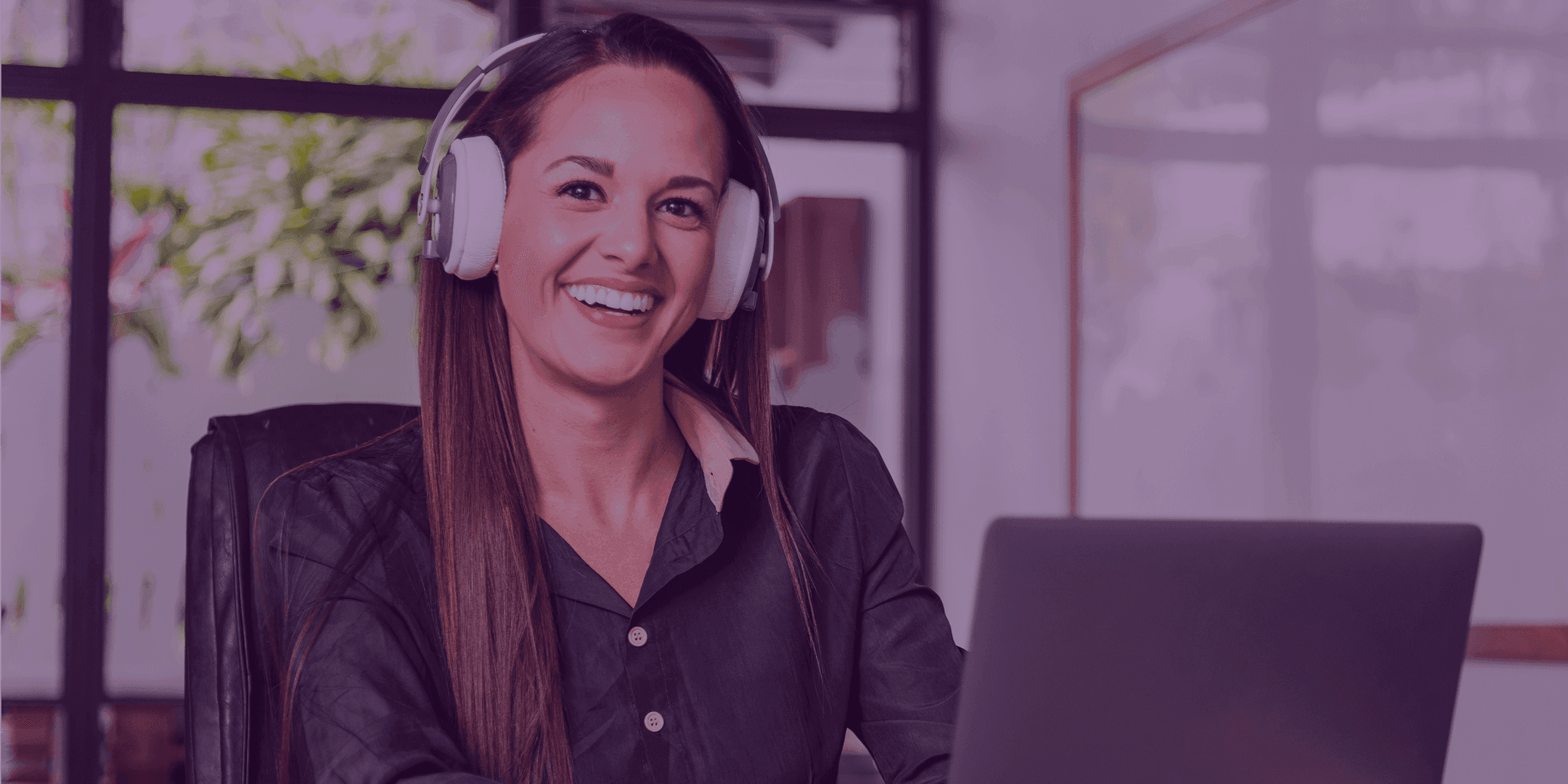 Mulher sorridente assiste curso contábil online no notebook com fones de ouvido