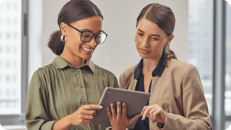Contadora e cliente analisam dados no tablet