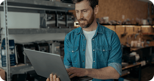 Dono de loja de ferramentas emite notas pelo notebook