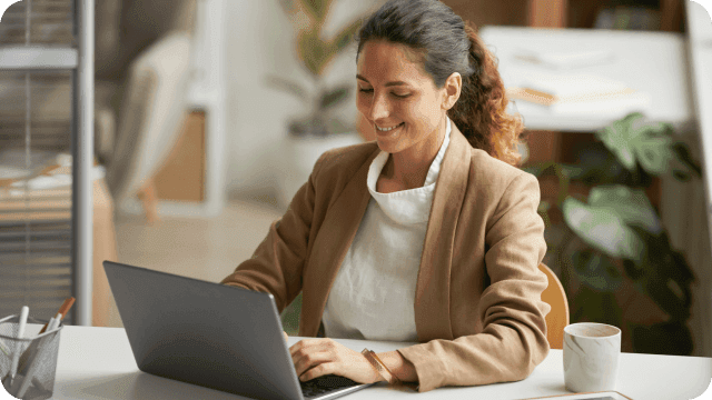 Uma mulher, profissional da área fiscal, trabalhando em seu notebook